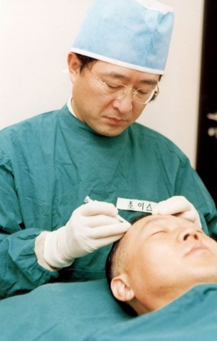 최광호 원장 모발이식 장면