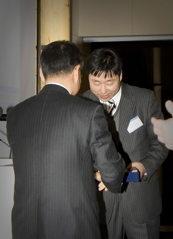 엘엔아이소프트 임종남 대표가 RFID저널코리아 선정 "2007&#039; 올해의 RFID 기업" 미들웨어 부문에 선정되어 상패를 수여 받고 있다.