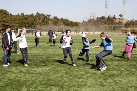 외국인학교 어린이들이 「외국인학교 체육대회」를 즐기고 있다.