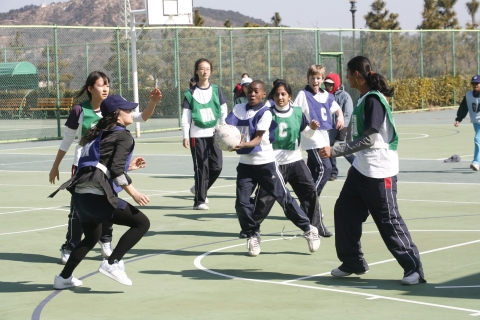 외국인학교 어린이들이 「외국인학교 체육대회」를 즐기고 있다.