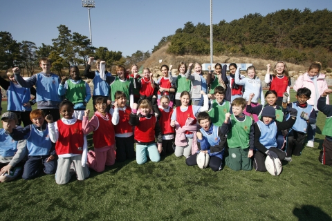 외국인학교 어린이들이 「외국인학교 체육대회」를 즐기고 있다.