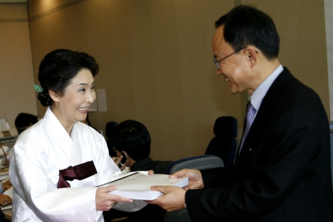 한국한복공업협동조합 원혜은이사장이 15일 오전에 제17대 대통령취임준비위원회를 방문하여 이명박 대통령 당선인이 취임식에 한복을 입고 참석해 줄 것을 요청하는 한복업계 종사자들과 일반인의 서명지를 전택수 준비위원에게 전달하고있다.