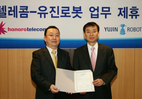 하나로텔레콤은 로봇전문기업 유진로봇과 전략적 업무 제휴를 맺고 하나TV와 뽀로로 로봇을 연동한 다양한 유아용 교육/게임 서비스를 제공할 계획이라고 밝혔다. 18일 하나로텔레콤 본사에서 열린 제휴 조인식에서 하나로텔레콤 이태규 채널혁신실장(좌)과 유진로봇 신경철 대표(우)가 기념촬영을 하고 있다.