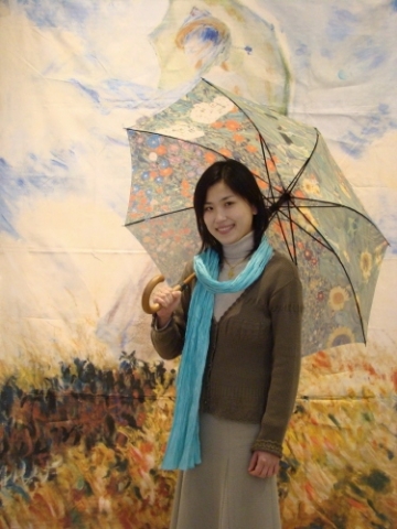 모네의&lt;양산을 쓴 여인&gt;앞에서 명화속의 주인공처럼 양산을 들고 즐거워 하고있다