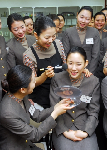 아시아나항공 창립 20주년을 맞아 가진 승무원 체험 교실에서  아시아나항공과 동갑내기인 20세 여대생들이 승무원 화장법을 교육을 받고 있있다.