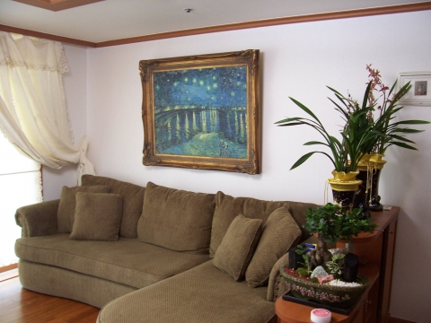 복제화로 제작된 명화그림이 한 아파트의 거실에 설치되어 있다.