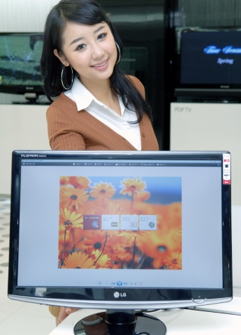 LG전자가 새로 출시한 '펀(Fun)기능' LCD모니터를 모델이 소개하고 있다.
