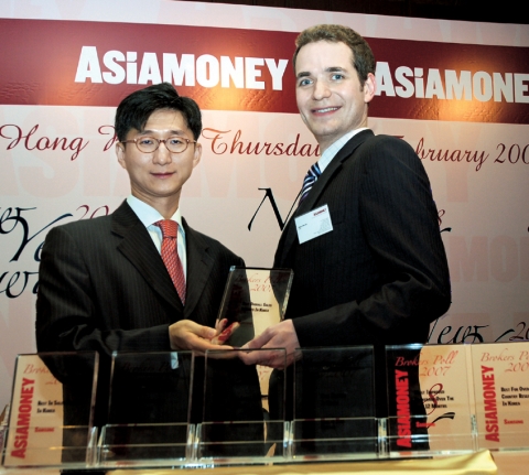 25일 홍콩 콘라드(Conrad) 호텔에서 열린 Asiamoney 2007 Brokers Poll 시상식에서 삼성증권 유재성 리서치센터장이 리차드 머로우 아시아머니 편집장(Richard Morrow Asiamoney Editor) 으로부터 상을 받고 있다.