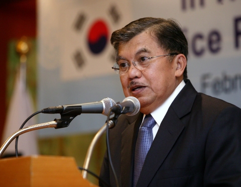 유수프 칼라 인도네시아 부통령이 26일 소공동 롯데호텔 에메랄드룸에서 가진 대한상공회의소 주최 기업인과의 간담회에서 기조연설을 하고 있다.