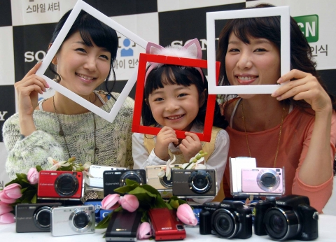 2008년 사이버샷 신제품을 통해 공개된 소니의  향상된 자동인식기술 중 어른과 아이의 얼굴을 구별해 인식하는 어른/아이 인식 기능을 이용해 사진 촬영을 하고 있는 모습
