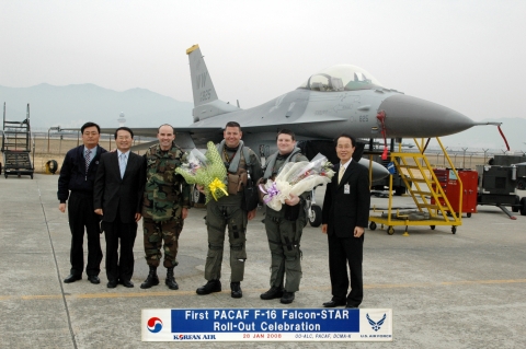 김해 테크센터에서 열린 미공군 F-16 성능개선사업 1호기 출고식 모습