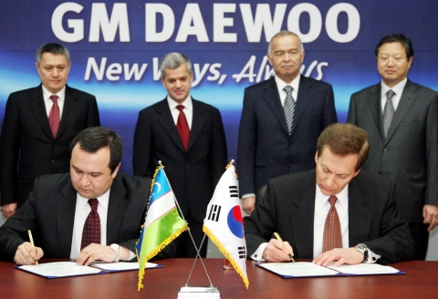지엠대우오토앤테크놀로지(GM DAEWOO)의 마이클 그리말디(Michael Grimaldi) 사장(앞줄 오른쪽)과 우즈베키스탄의 우즈아프토사노아트(UzAvtoSanoat, 우즈베 키스탄 정부 산하 자동차 제조 회사) 로주쿠로프(U. Rozukulov) 회장(앞줄 왼쪽)이 ! 26일 방한 중인 우즈베키스탄의 이슬람 카리모프(Islam Karimov) 대통령(뒷줄 오른쪽에서 두번째)이 참석한 가운데 GM DAEWOO 부평 본사에서 GM-우즈베키스탄 합작 회사 설립에 관한 합의문에 서명하고 있다.