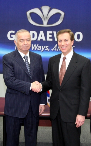 우즈베키스탄의 이슬람 카리모프(Islam Karimov) 대통령(왼쪽)이 26일 GM DAEWOO 부평 본사를 방문, 지엠대우 오토앤테크놀로지(GM DAEWOO)의 마이클 그리말디(Michael Grimaldi) 사장(오른쪽)과 상호 협력 관계 발전을 다짐하는 악수를 하고 있다.