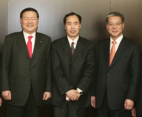 26일 오전 박해춘(사진좌측) · 황영기 전 · 현직 우리은행장(사진 우측)이 중국 은행업감독관리위원회를 방문해 왕짜오싱(王兆星) 부주석(사진 중앙)을 면담한 자리에서 우리은행의 