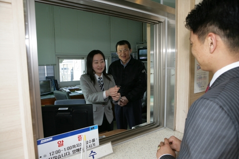 대우조선해양은 회사를 업무협의차 방문하는 내방객의 휴대폰에 무단촬영을 막은 보안 스티커를 부착하는 등 기술유출을 사전에 차단하기 위한 각종 대책을 마련하고 운영에 나섰다.