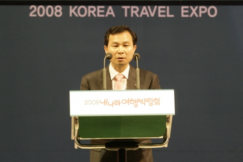 개막식 환영사중인 오지철 관광공사 사장