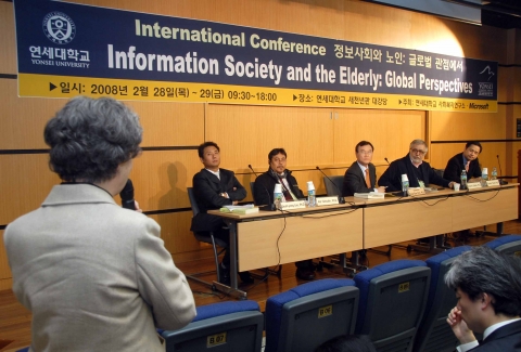 28일 오전 세션에 참가한 연사들이 한자리에 모여 청중들의 질의에 응답하고 있다. (좌측으로부터) 상명대 이금룡 교수, 인도네시아 반둥사회복지대학 아디 파루딘(Adi Fahrudin) 교수, 한국노년학회장 김동배 교수, 이탈리아 나바대 로베르토 다다(Roberto Dadda) 교수, 연세대 염유식 교수