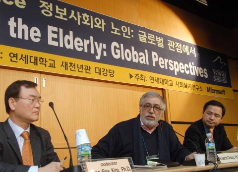 28일 오전 세션에 참가한 연사들이 한자리에 모여 청중들의 질의에 응답하고 있다. (좌측으로부터) 한국노년학회장 김동배 교수, 이탈리아 나바대 로베르토 다다(Roberto Dadda) 교수, 연세대 염유식 교수