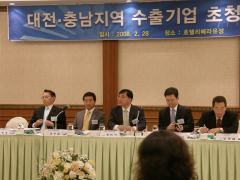 28일 KOTRA 황민하 전략마케팅 본부장(오른쪽에서 세 번째)이 간담회를 진행하고 있다.