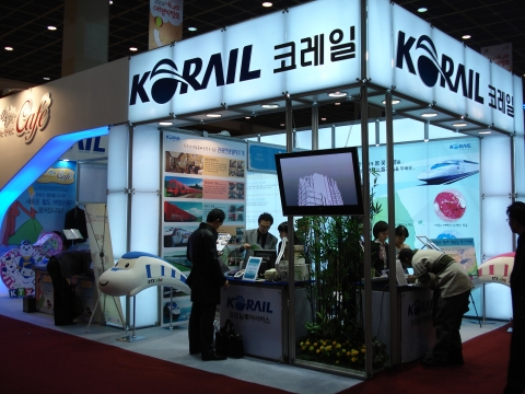 내나라여행박람회에 참가 중인 코레일 홍보관 전경사진2. KTX mini가 어린이 관람객에게 최고의 인기다.