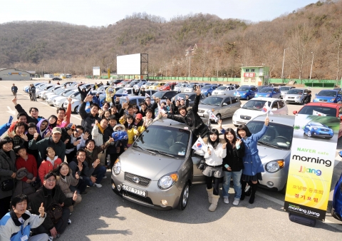 ‘모닝짱’ 회원들이 단체 주행에 앞서 파이팅을 외치고 있는 모습.