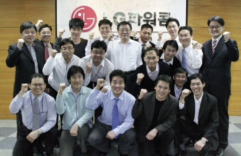 이정식 LG파워콤 사장(두번째줄 가운데)과 제8기 파워보드 위원들이  출범식을 갖고 결의를 다지고 있다.