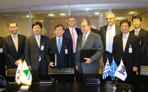 지난 2월 14일 가진 현대중공업 한대윤 부사장과 그리스 메트로스타社의 사주인 테오도르 안젤로포로스(Mr.Theodore Angelopoulos)의 드릴십 계약식.
