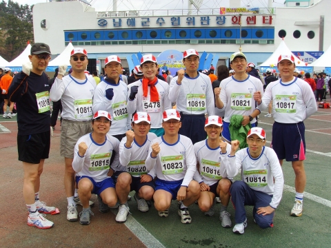 한국전기연구원 신입직원들(앞줄)과 임근희 선임연구부장(우측 세 번째), 강도현 단장(좌측 두 번째), 최동현 기획부장(좌측 세 번째) 등 경영간부, 그리고 함께 대회에 참가한 마라톤동호회원들이 출발에 앞서 파이팅을 외치고 있다.