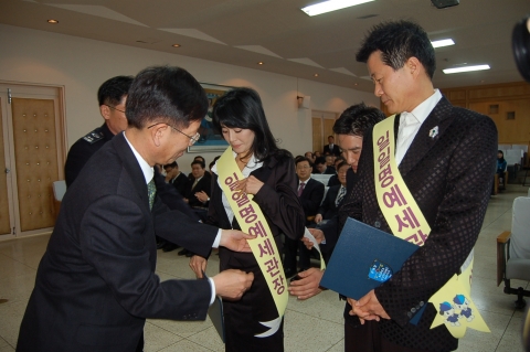 3일 태응렬 서울본부세관장이 관세청 홍보대사인  태진아, 견미리씨에게 일일 명예세관장 위촉장을 전달하고 있다.