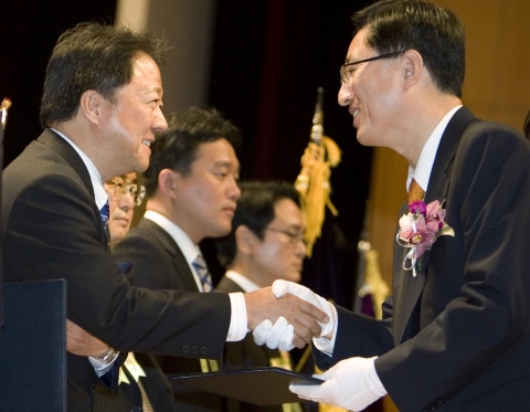 기획재정부 최중경 차관(오른쪽)이 한국토요타자동차 치기라 타이조 사장(왼쪽)에게 대통령 표창장을 전달하고 있다.