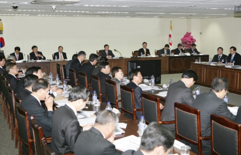 한국전력은 3월 7일 오전에 삼성동 본사에서 긴급 전국 사업소장 비상대책회의를 소집, "고연료가 극복을 위한 긴축 경영계획"을 수립하고 비상경영 체제로 돌입하였다.