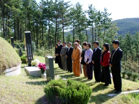 거제시 둔덕면 청마 묘소를 참배하는 거제지역 예술인들