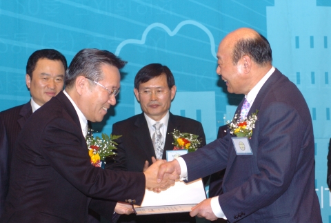 박광태 광주광역시장은 12일 오후 한국프레스센터 국제회의장에서 열린 제1회 Happy Korea 2008행복한 도시 대상 시상식에 참석하여 전국 지자체 종합평가에서 최우수 기관으로 선정되어 대상을 수상하였다.