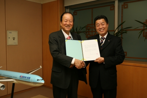대한항공은 3월 13일 서울 공항동 본사 빌딩에서 이종희 대한항공 총괄사장(사진 왼쪽)과 이대규 노조위원장(사진 오른쪽) 등 노사 대표가 참석한 가운데 2008년도 임금동결과 단체협약에 대한 일체의 권한을 회사측에 위임하는 행사를 가졌다.