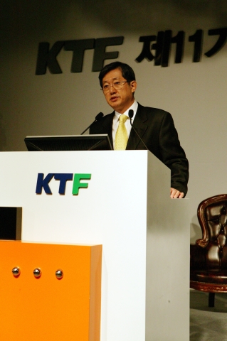 14일 서울시 송파구 올림픽파크텔에서 진행된 ‘KTF 제 11기 정기 주주총회’에서 KTF 조영주 대표이사가 주주들에게 발표하고 있는 모습