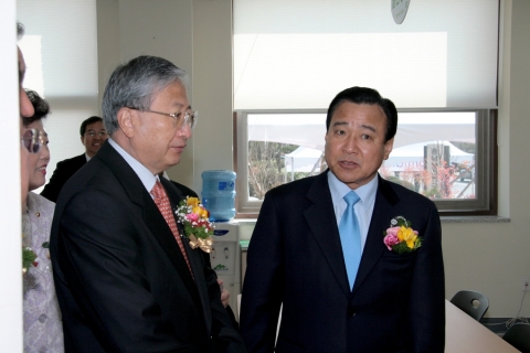 충남발전연구원 신청사를 순시하고 있는 이완구 충남도지사(오른)와 김용웅 충발연원장(왼)