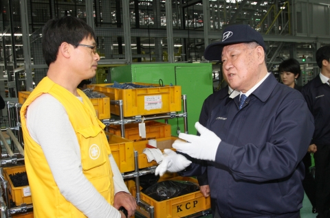 정몽구 회장이 17일 울산공장을 방문, 현장 직원들과 일일이 악수를 나누며 격려하고 있다.