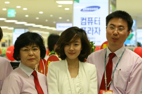 지난 16일 삼성전자 센스 모델인 임수정이 2008 it SENS 아카데미 로드쇼 현장인 신도림 테크노마트를 찾아 삼성전자 제품 모양과 똑같이 제작된 케