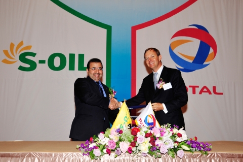 3월17일(월) 서울 밀레니엄 힐튼호텔에서 열린 “에쓰-오일 토탈 윤활유 주식회사(S-OIL TOTAL Lubricants Co., Ltd.)” 합작조인식에서 사미르 에이 투바이엡(Samir A. Tubayyeb) S-OIL 대표이사 CEO(사진 왼쪽)와 TOTAL社 아시아지역 책임자인 티에리 프림린(Thierry Pflimlin) 부사장(사진 오른쪽)이 합작계약서에 서명한 후 악수를 하고 있다.