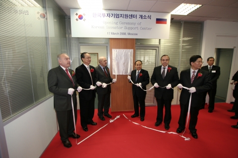 좌로부터 카라하노브 모스크바 주정부 대외경제협력장관, 이규형 주 러시아한국대사, 페트로프 러시아연방 상공회의소 부회장, 홍기화 KOTRA 사장, 무라도프 모스크바시 대외경제협력국장, 나윤수 KOTRA CIS본부장.