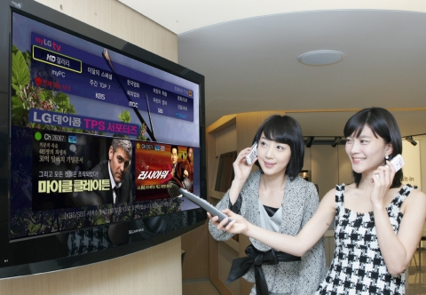LG데이콤과 LG파워콤은 myLG070과 myLGtv, 엑스피드를 결합한 TPS의 서포터즈 선발 및 서비스 이용후기 모집 이벤트를 오는 4월 6일까지 진행한다. LG데이콤의 TPS 고객이 서비스를 직접 체험해 보고 있다.