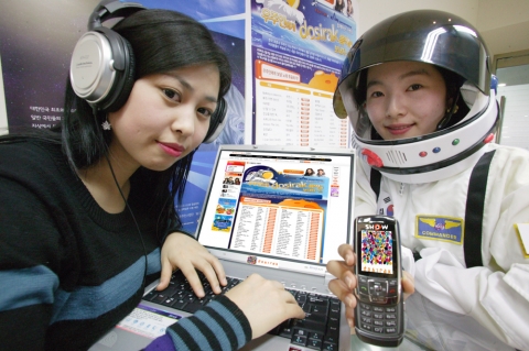 KTF 도우미가 도시락 홈페이지(www.dosirak.com)를 통해 한국최초 우주인에게 전달할 음악을 추천하고 있다