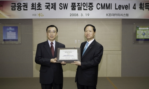 KB데이타시스템 정연근 대표(오른쪽)가 CMMI 선임심사원 Soowan Lee(왼쪽)로부터 인증서를 받고 있다