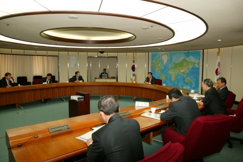 한국전력 이원걸 사장은 국가적인 유연탄 수급 어려움을 극복하기 위해, 3.19(수)에 한전 본사에서 발전회사 사장단 긴급회의를 소집하여, 발전회사의 재고물량을 관련업계에 스왑거래로 지원하기로 결정하였음