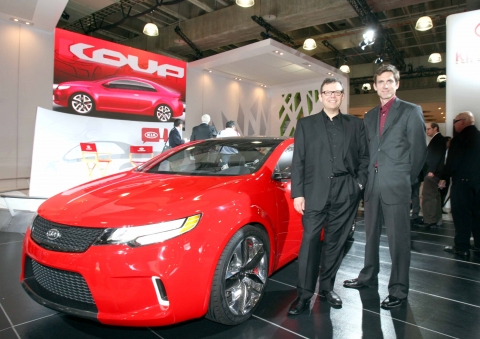 왼쪽부터 피터 슈라이어(Peter Schreyer) 기아차 디자인 총괄 부사장(Chief Design Officer)과 톰 커언스(Tom Kearns) 기아차 미국디자인센터 수석디자이너(Chief Designer, Kia Design Center America)가 콘셉트카 KOUP(쿱)과 함께 포즈를 취하고 있는 모습