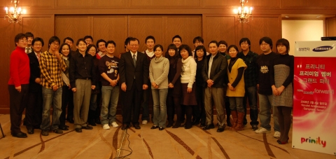 '삼성프린터 패널 1기'(활동기간: '07년 7월~11월) 회원들과 삼성전자 디지털프린팅사업부 여승환 상무 등이 지난 2월 만나 즐거운 시간을 가지고 있는 모습