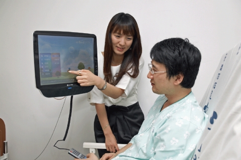 경희의료원 입원 환자가 ‘u-Bed IPTV 서비스’를 이용하고 있는 모습