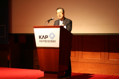 자동차부품산업진흥재단은 24일, 완성차업체 및 부품업체 등 관련 인사 약 300여명이 참석한 가운데 그랜드 인터컨테넨탈호텔 에서 &#039;2008 춘계 자동차부품산업 발전전략 세미나’를 가졌다. 이날 세미나에서 이영섭 이사장이 인사말을 하고 있다.