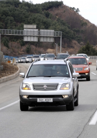 기아자동차는 모하비 동호회 러브하비 동호회원들과 함께 온-오프로드를 직접 경험하고 모하비의 성능을 체험할 수 있는 「온-오프로드 주행 퍼포먼스 」행사를 개최했다. 사진은 러브하비 회원들이 영동고속도로에서 단체주행을 하고 있는 모습.