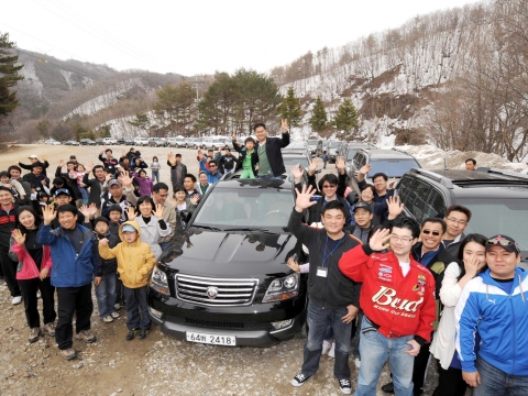 기아자동차는 모하비 동호회 러브하비 동호회원들과 함께 온-오프로드를 직접 경험하고 모하비의 성능을 체험할 수 있는 「온-오프로드 주행 퍼포먼스 」행사를 개최했다고 밝혔다. 사진은 「온-오프로드 주행 퍼포먼스 」를 마친 후 러브하비 회원들이 한 자리에 모여 파이팅을 외치고 있는 모습.
